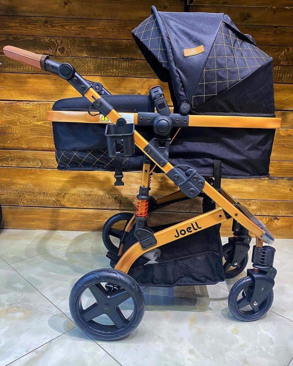 Poussette avec maxicosy noir gold Joell