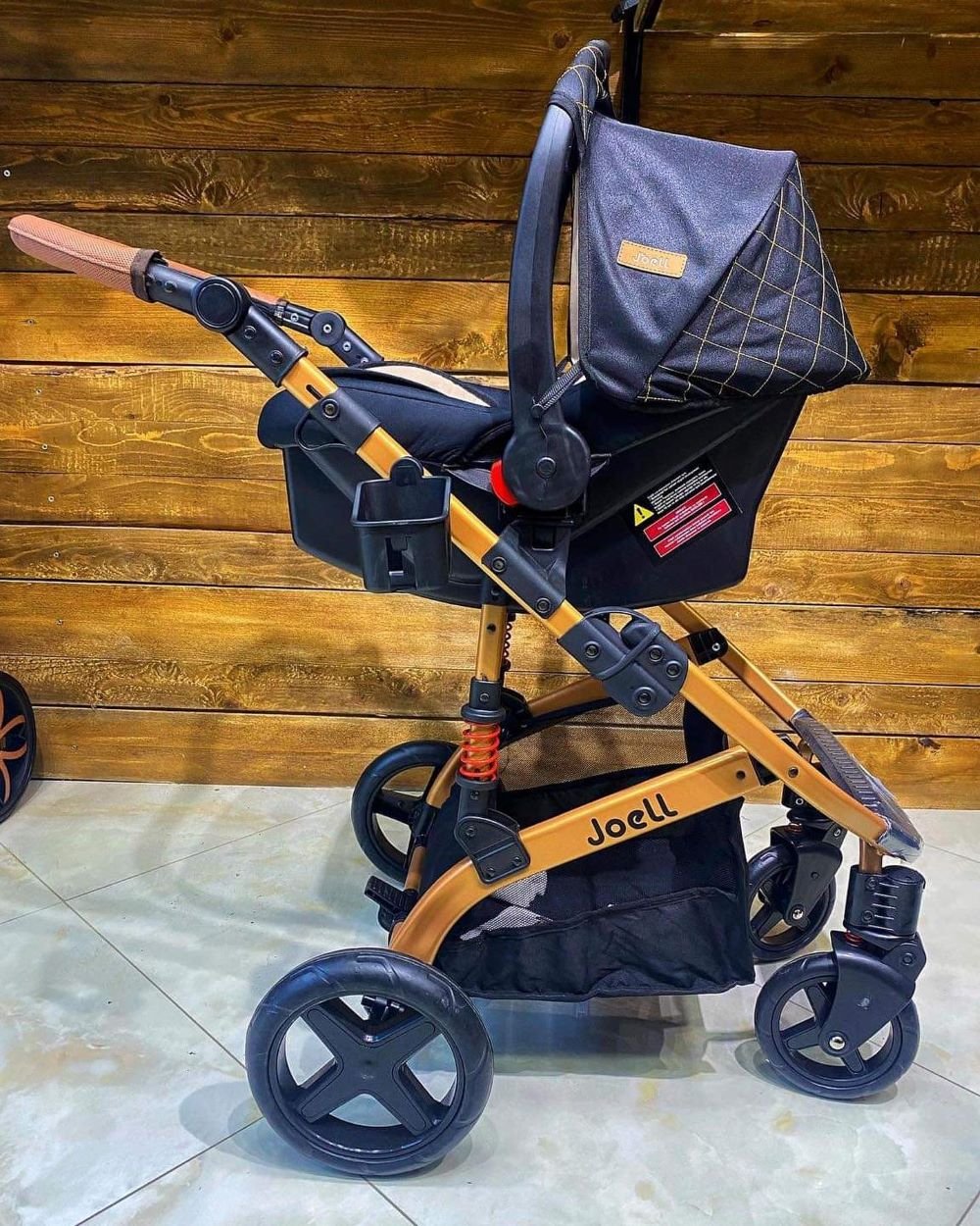 Poussette avec maxicosy noir gold Joell