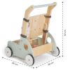 Le trotteur Monti est le meilleur compagnon pour aider votre bébé à passer du quatre pattes aux premiers pas. Aidez votre bébé à faire ses premiers pas Ce trotteur Monti est l'outil idéal pour accompagner les tout-petits dans leur apprentissage de la marche. Inspiré de la méthode Montessori, il favorise l'autonomie et l'équilibre, tout en assurant stabilité et sécurité à chaque pas. Jouer et apprendre à marcher en même temps Ce trotteur interactif pour bébé propose des jouets sensoriels tels que des puzzles de formes, un xylophone, un miroir rotatif, des engrenages, un boulier et des blocs de bois. Ces éléments stimulent la coordination motrice, la reconnaissance des couleurs et des formes, ainsi que le développement sensoriel. Apprendre en s'amusant, c'est possible tous les jours ! Trotteur Monti, un cadeau idéal Parfait pour les bébés de plus de 12 mois, ce trotteur est un cadeau idéal pour un anniversaire, un baptême ou Noël. Son design unisexe aux couleurs pastel et sa tablette amovible en font un choix à la fois pratique et esthétique. Qualité, sécurité et facilité d'assemblage Fabriqué à partir de matériaux durables comme le pin, le MDF et le fer, ce jouet à enfourcher présente des bords arrondis et des finitions non toxiques. Son montage est rapide et facile grâce à la notice illustrée et au mini tournevis inclus. Tout en un : trotteur et jouet pour les divertir En plus de faciliter la marche, le trotteur Monti offre de multiples possibilités de jeu grâce à sa tablette amovible et ses jouets intégrés, ce qui en fait un outil essentiel pour le développement précoce du bébé.